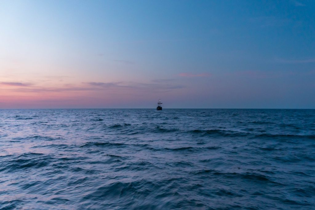 Rejs statkiem Viking w Kołobrzegu ku zachodowi słońca